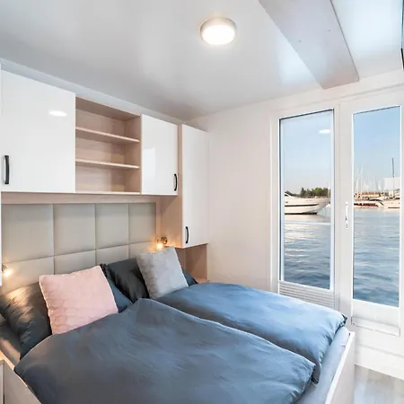 Modern Houseboat For 6 People 3*