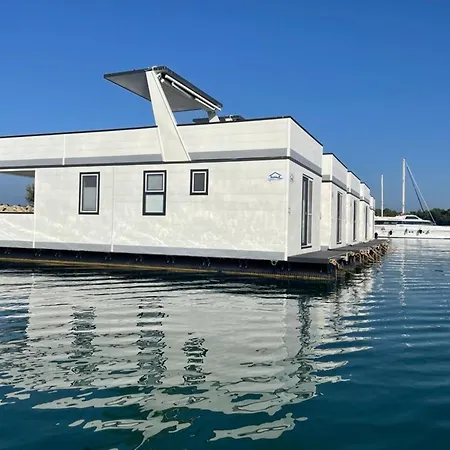 Modern Houseboat For 6 People 3*